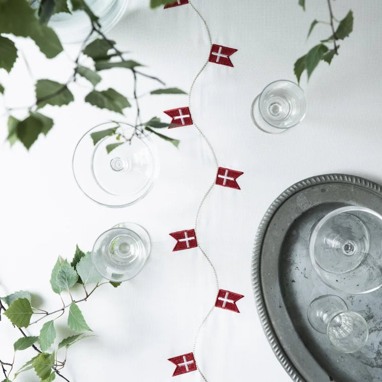 Langkilde & Søn Fødselsdagsdugen med broderede flag, 140 x 340 cm