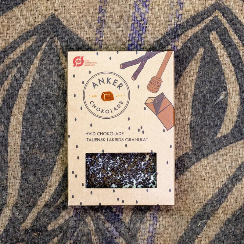 100 g plade hvid chokolade med lakridsgranulat – Anker Chokolade