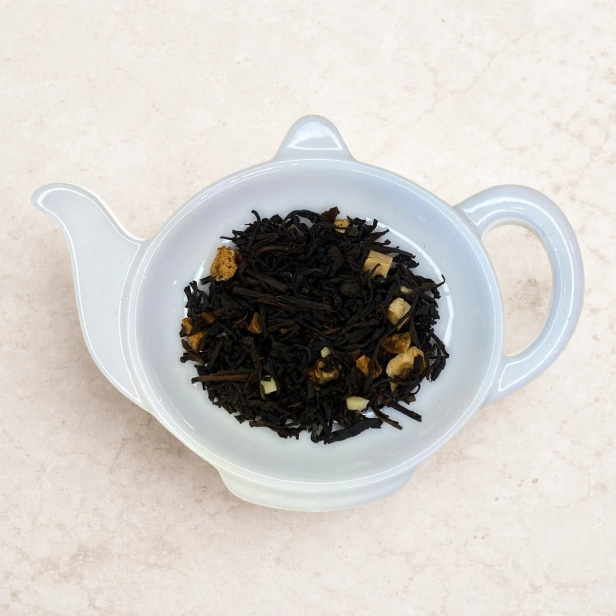 Carstensens Tehandel Miss Marple Tea Pie (100 g) – løs sort te til kagebordet med æble, karamel, kanel og mandel, kraftig krydret dessertte med hjemmebagt-duft