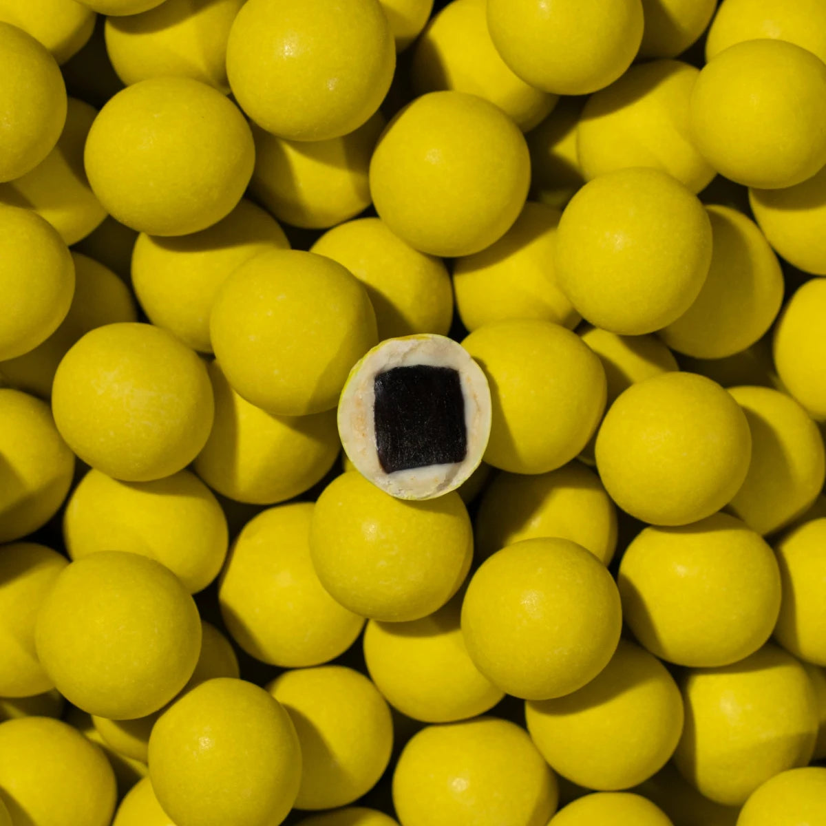 Makrofoto af Lakrids by Bülow Elderflower – lakridskugler med hvid chokolade og hyldeblomst, sød lakrids og frisk blomsterprofil (270 g)