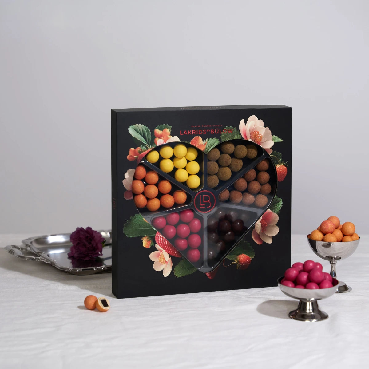 Præsentationsfoto af Lakrids by Bülow Love Selection Box – assorteret lakridsmix med chokolade, passionsfrugt, jordbær og fersken samt karamelsødme og havsalt (435 g)