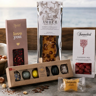 Dansk chokolade hos SMAGdansk med Summerbird Amber Croquant og Raspberry Red, Anker Chokolade Ankers Favoritter og Xocolatl Love You i et eksklusivt nordisk miljø.