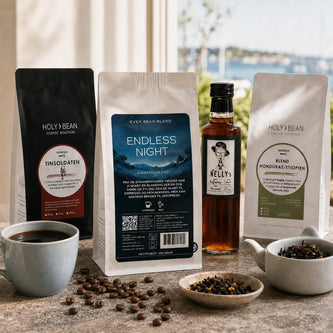 Kaffe og te hos SMAGdansk med Holy Bean-kaffe, Ever Bean Endless Night, Nelly’s kaffesirup og løs te i et lyst dansk kystmiljø.