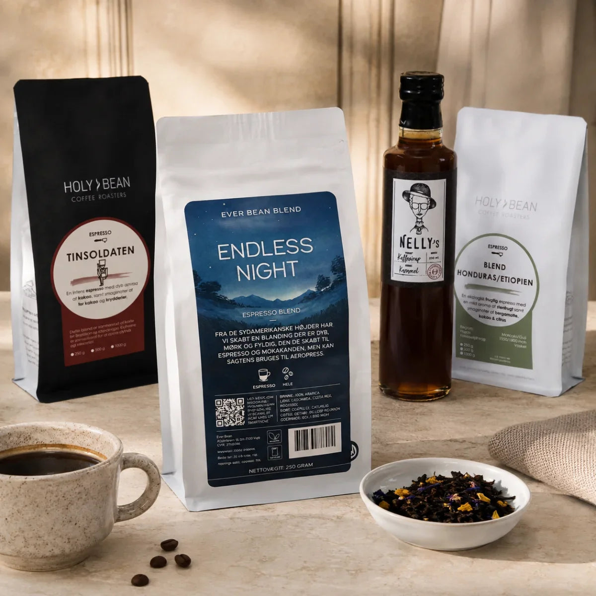 Kaffe og te hos SMAGdansk med Ever Bean Endless Night, Holy Bean-kaffe, Nelly’s kaffesirup og løs te i nordisk produktmiljø.
