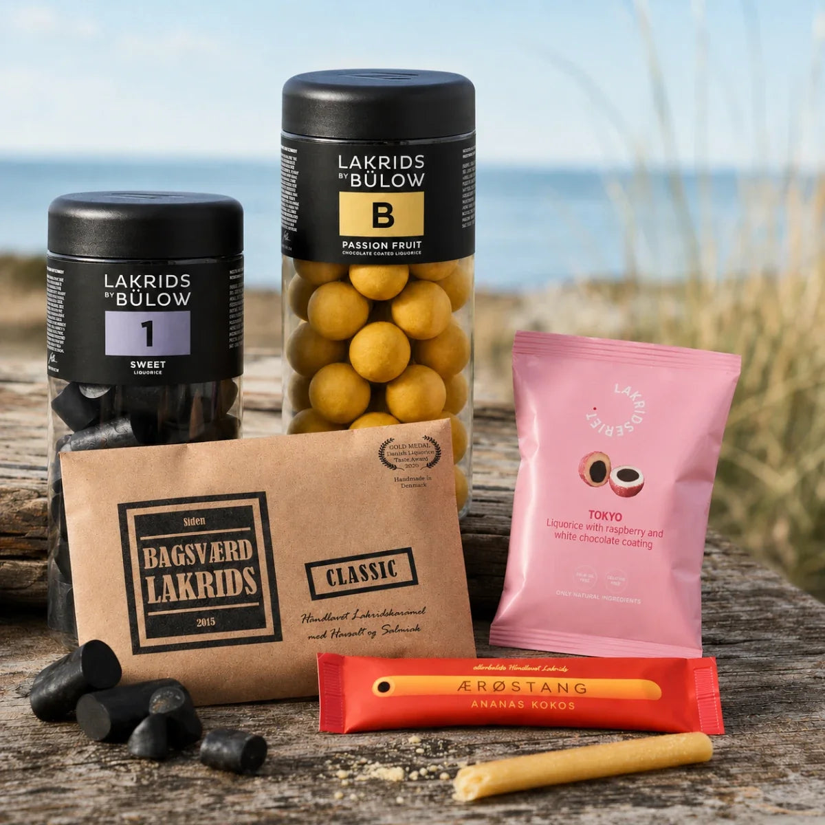 Lakrids hos SMAGdansk med Lakrids by Bülow, Bagsværd Lakrids, Lakridseriet Tokyo og Ærøstang i et lyst dansk kystmiljø.