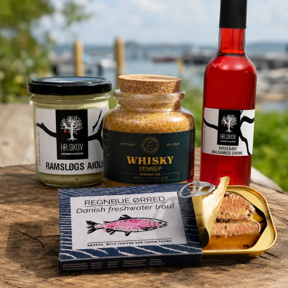 Danske specialiteter hos SMAGdansk med HR. Skov ramsløgs aioli og kirsebær balsamico creme, Whisky Sennep fra Svendborg Sennepsfabrik og FANGST regnbueørred.
