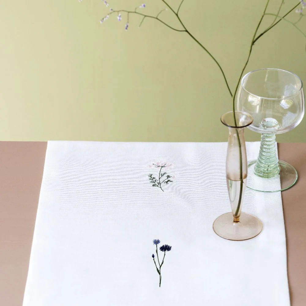 Langkilde & Søn Flora Bordløber med broderede vilde blomster, 30 x 300 cm