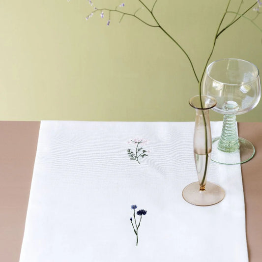 Langkilde & Søn Flora Bordløber med broderede vilde blomster, 30 x 300 cm