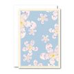 All By Voss lille foldet kort Blue Flowers (A7) med kuvert – originalt akvarelmotiv af Annemette Voss Fridthjof med blå blomster, trykt på postkortkarton, 74 x 105 mm sammenfoldet