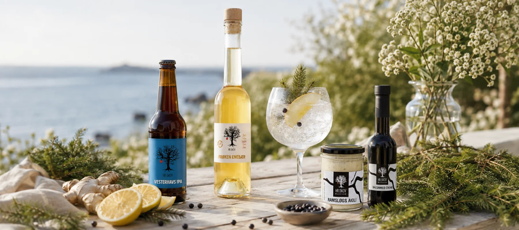 Hr. Skov sommerunivers med Vesterhavs IPA, Frøken Enebær, Ramsløgs Aioli og Balsamico Creme serveret ved havet med friske urter og citrus.
