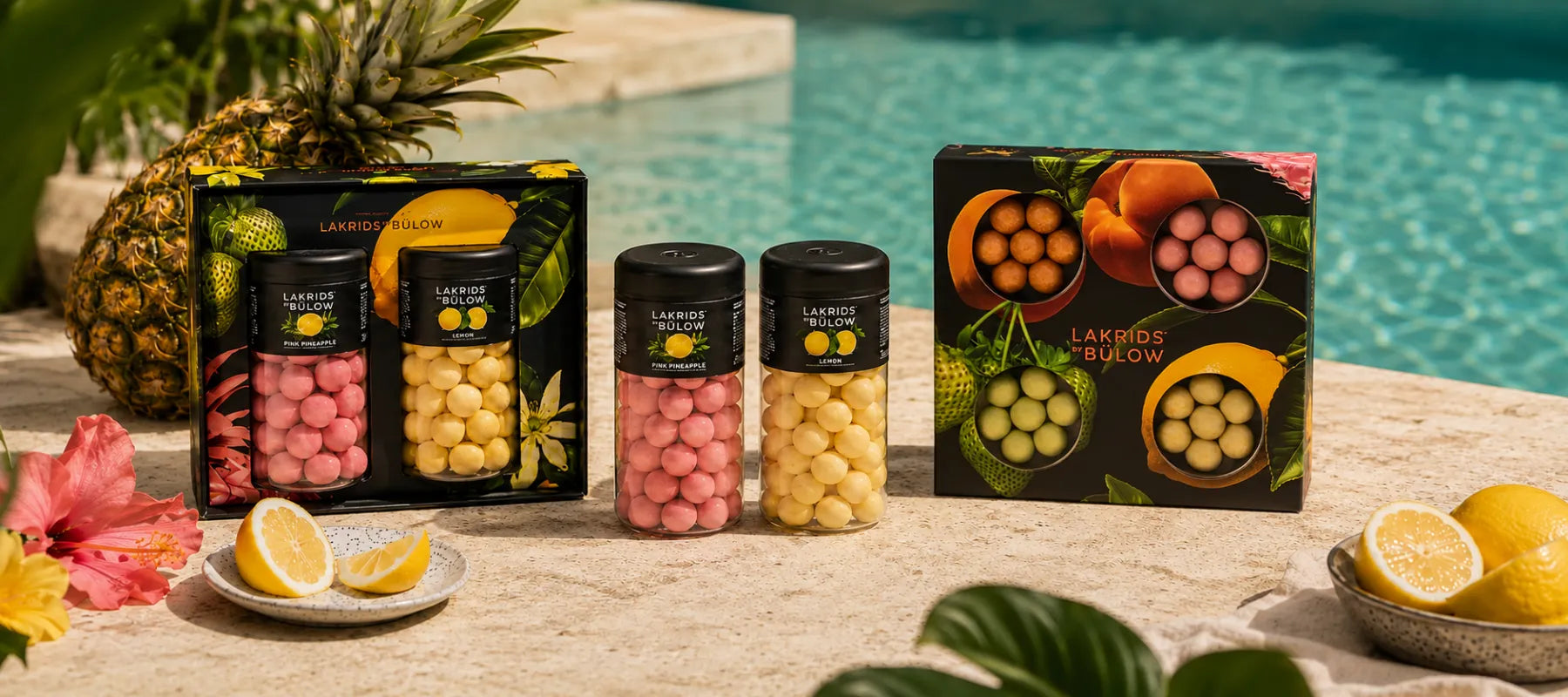 Lakrids by Bülow sommerkollektion med Pink Pineapple, Lemon og Summer Selection i tropiske omgivelser med ananas, citrus og poolstemning.