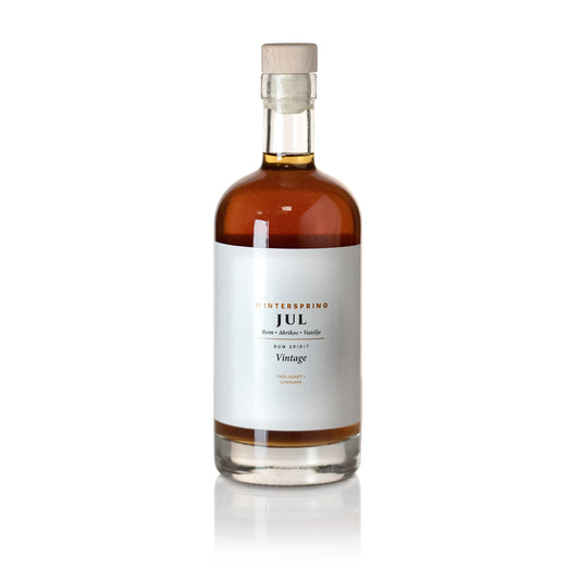 Winterspring Jul med Rom + Julekrydderier rum spirit, 50 cl – fadlagret på Pedro Ximénez sherryfade med varme krydderier som kanel, vanilje, stjerneanis og nelliker, 30% vol.
