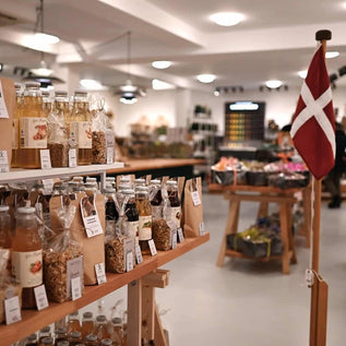 Her ses et billede indefra SMAGdansk, Torvegade 30 i Vejle. En dansk flag ses til højre, mens danske produkter ses til venstre.