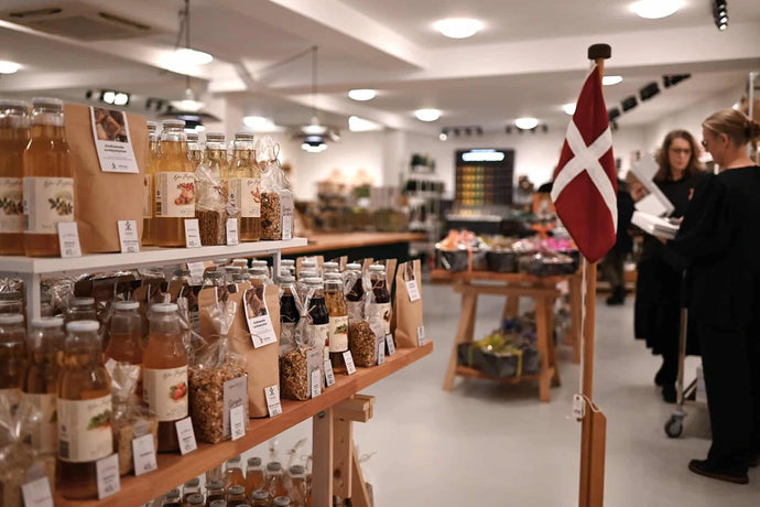Her ses et billede indefra SMAGdansk, Torvegade 30 i Vejle. En dansk flag ses til højre, mens danske produkter ses til venstre.