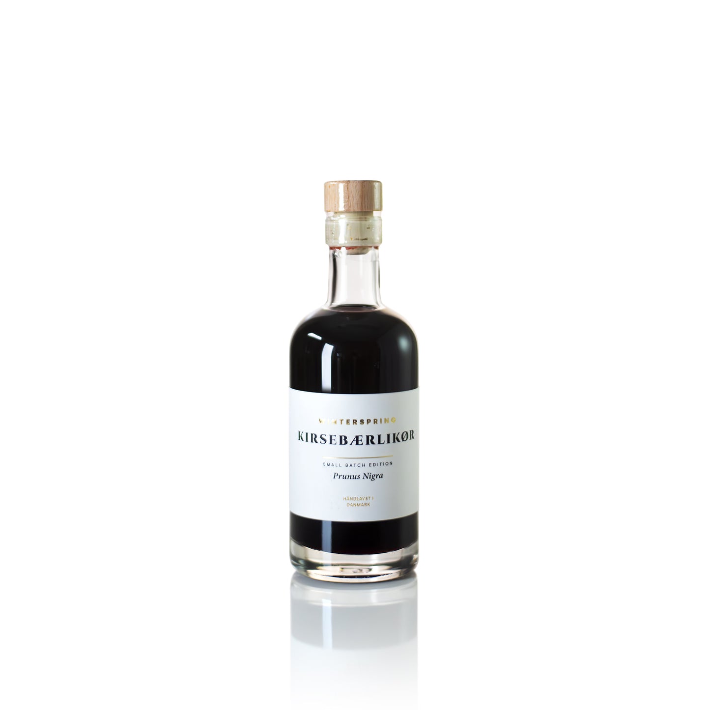 Winterspring Kirsebærlikør 25 cl – dansk kirsebærlikør med dyb mørkerød farve, intens smag af solmodne kirsebær og balanceret sødme, 20% vol.