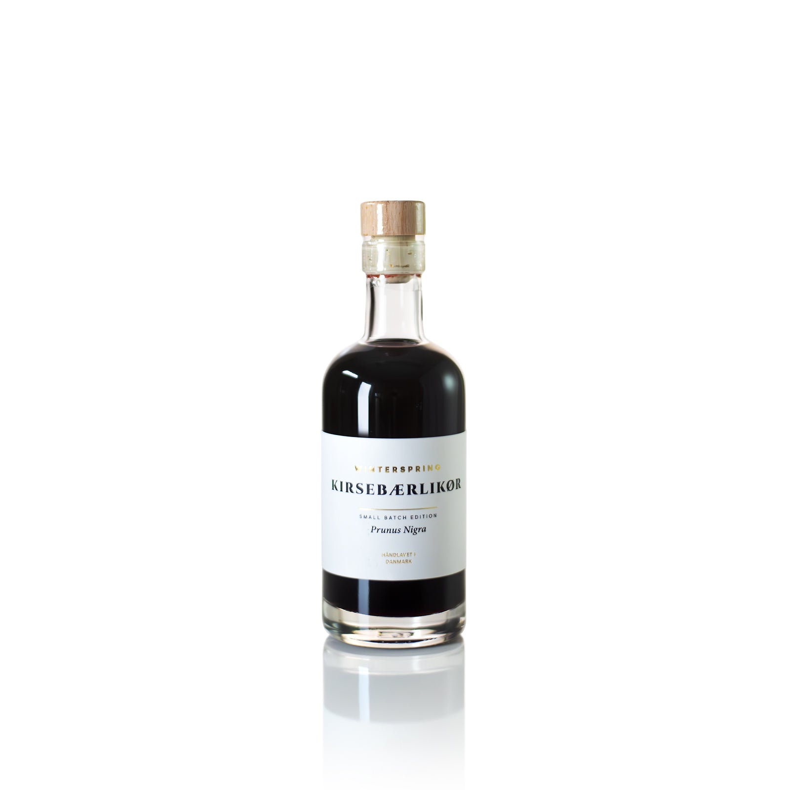 Winterspring Kirsebærlikør 25 cl – dansk kirsebærlikør med dyb mørkerød farve, intens smag af solmodne kirsebær og balanceret sødme, 20% vol.