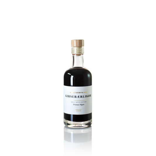 Winterspring Kirsebærlikør 25 cl – dansk kirsebærlikør med dyb mørkerød farve, intens smag af solmodne kirsebær og balanceret sødme, 20% vol.