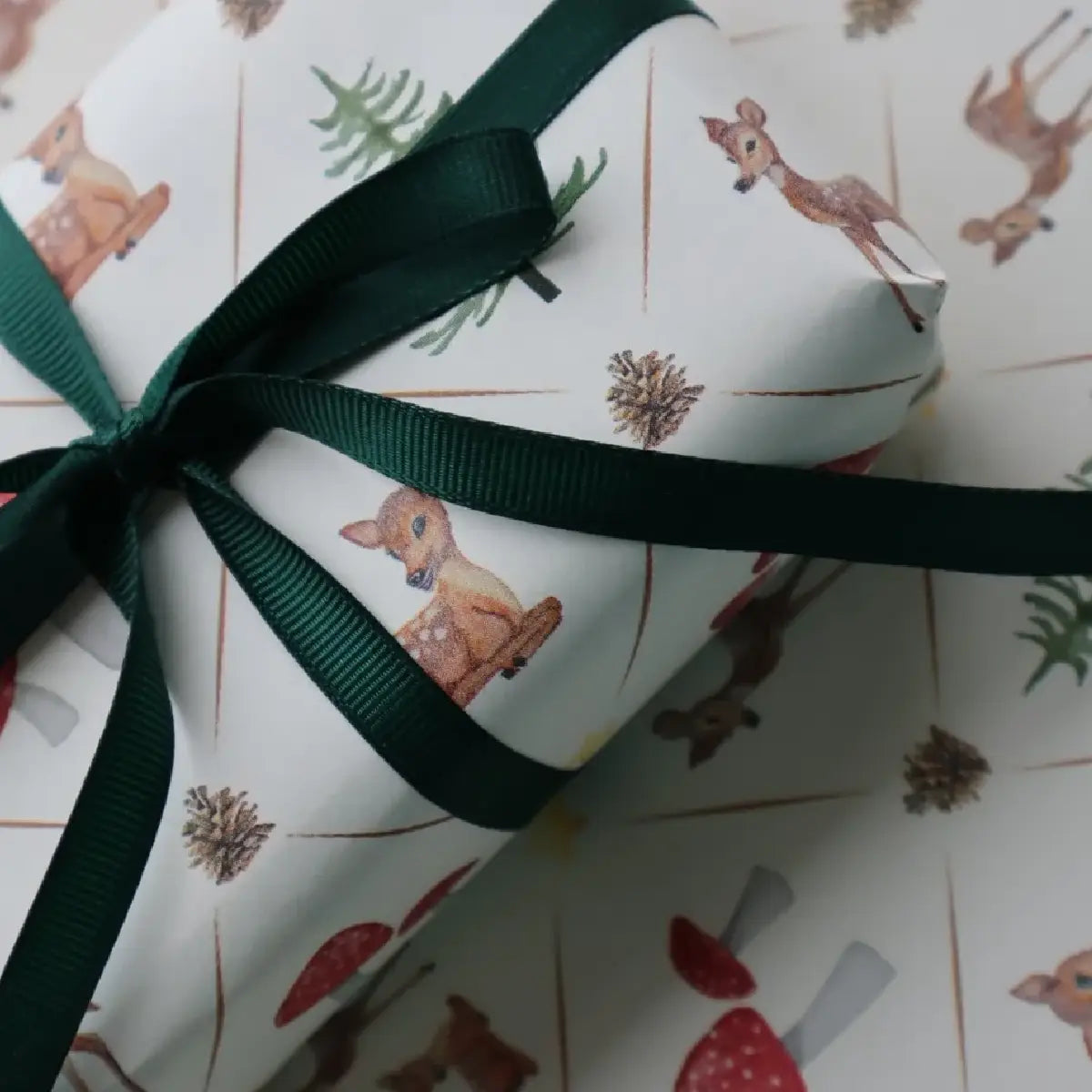 All by Voss Gavepapir Bambi med dekorativt julemotiv, 5 m × 57 cm