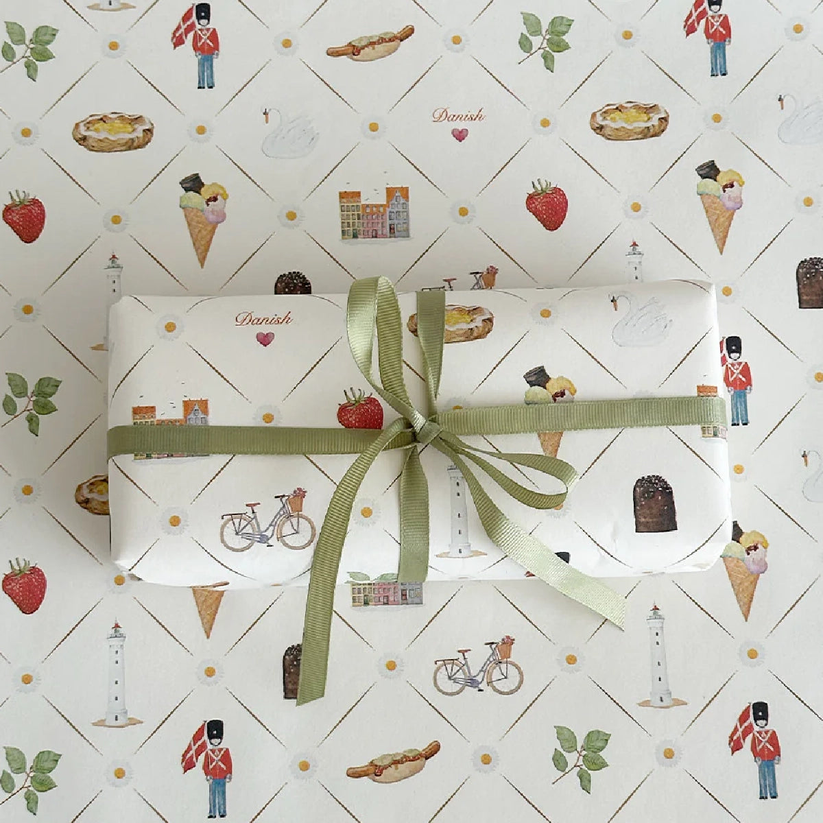 All By Voss gavepapir Danish 5 m – kraftigt gavepapir på rulle med akvarelmotiver i grafisk komposition, mat overflade og danskproduceret kvalitet, 5 m x 57 cm