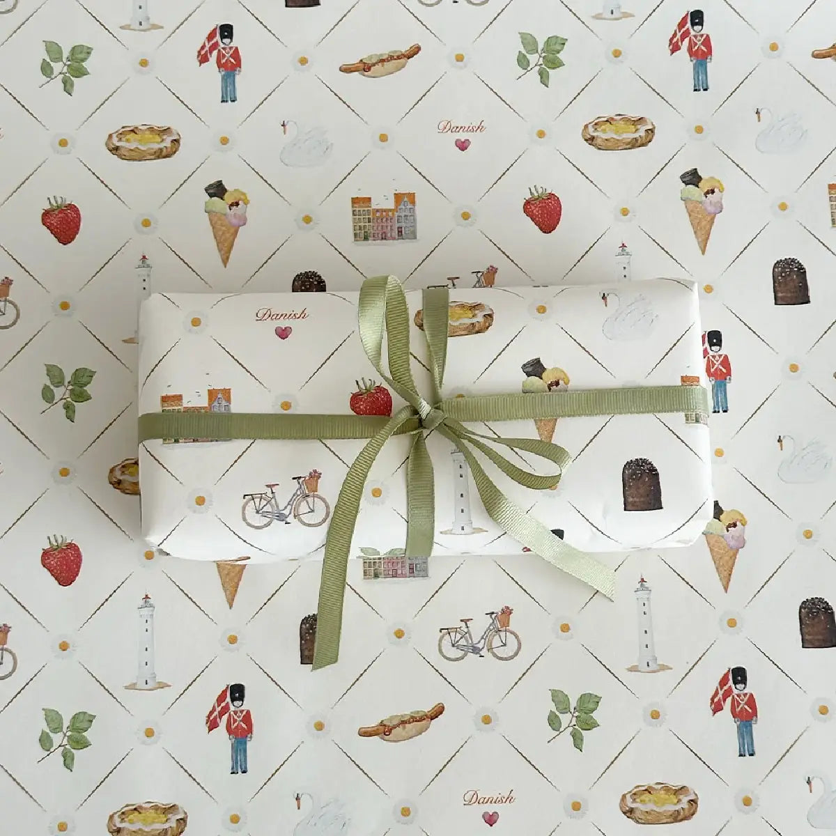 All by Voss Gavepapir Danish med klassisk dansk julemotiv, 5 m × 57 cm
