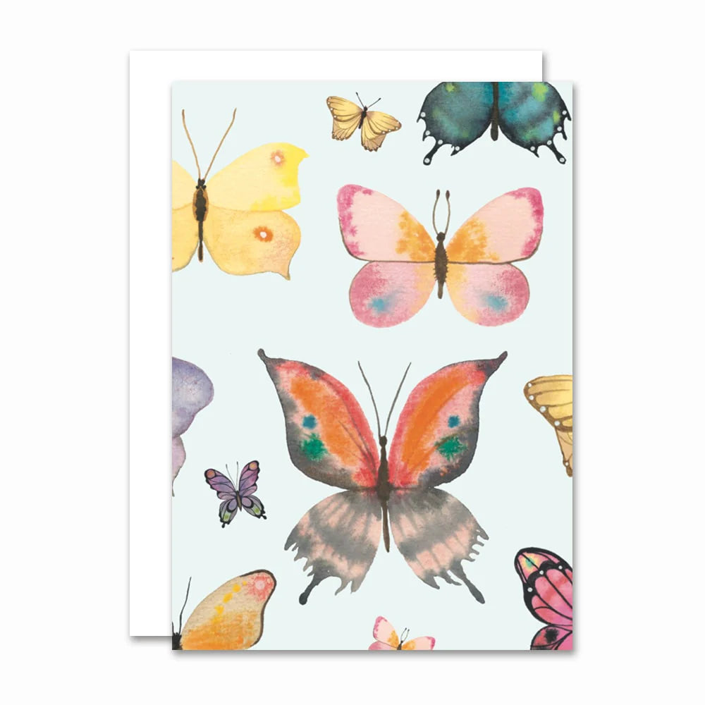 All By Voss lille foldet kort Papillon Multi Blue (A7) med kuvert – originalt akvarelmotiv af Annemette Voss Fridthjof med blå papillon, trykt på postkortkarton, 74 x 105 mm sammenfoldet