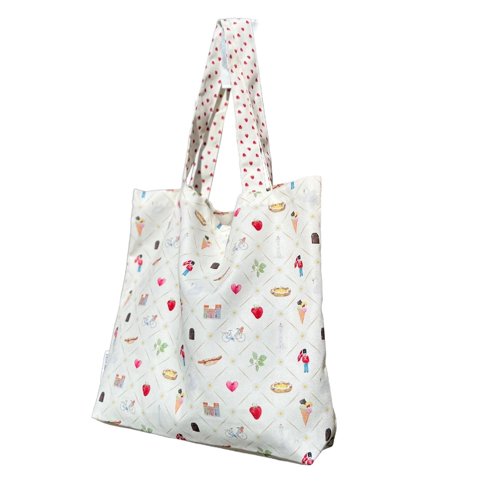 All By Voss Totebag Danish 48 x 50 cm – rummelig totebag i slidstærk canvas polyester med danske akvarelmotiver og små ikoner, med både lange og korte hanke