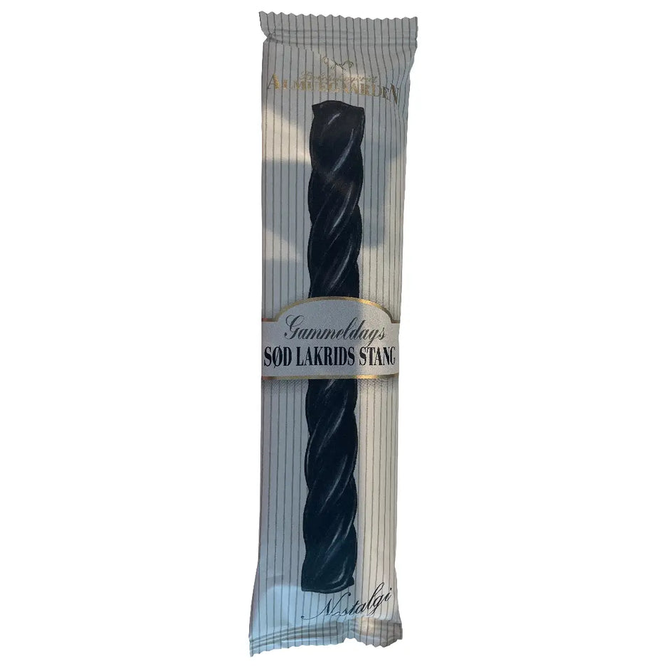 Almuegaarden Gammeldags Sød Lakrids Stang, klassisk sort slikstang med smag af sød lakrids og nostalgisk indpakning, 49 g