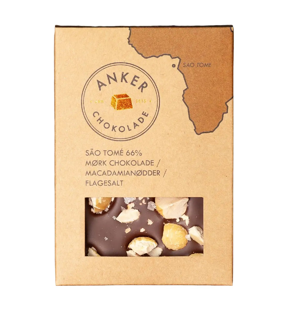 Anker Chokolade 100 g chokoladeplade i São Tomé 66% mørk chokolade toppet med macadamianødder og flagesalt – økologisk mørk chokolade med sprød nøddecrunch, opbevares køligt ved højst 18 grader