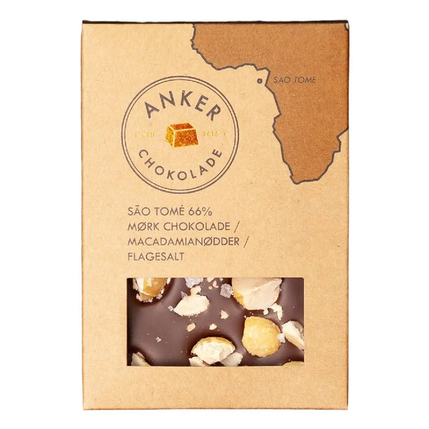 Anker Chokolade 100 g chokoladeplade i São Tomé 66% mørk chokolade toppet med macadamianødder og flagesalt – økologisk mørk chokolade med sprød nøddecrunch, opbevares køligt ved højst 18 grader