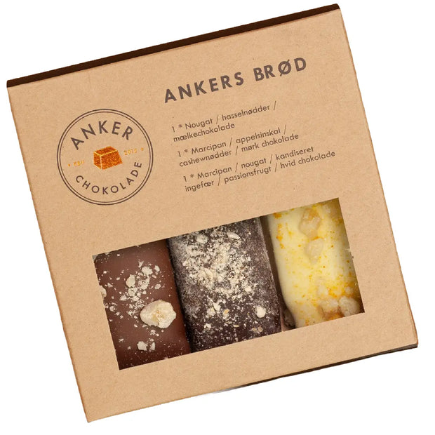 Anker Chokolade Ankers Brød 3 stk ØKO 135 g – pakke med tre varianter: nougatbrød i mælkechokolade med hasselnødder, marcipan/nougatbrød i hvid chokolade med kandiseret ingefær og passionsfrugt samt marcipanbrød i mørk chokolade med cashewnødder og appelsinskal