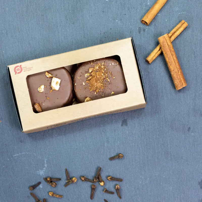 Ankers Brunkager – nougat med kanel og nelliker overtrukket mælkechokolade – Anker Chokolade 110 g