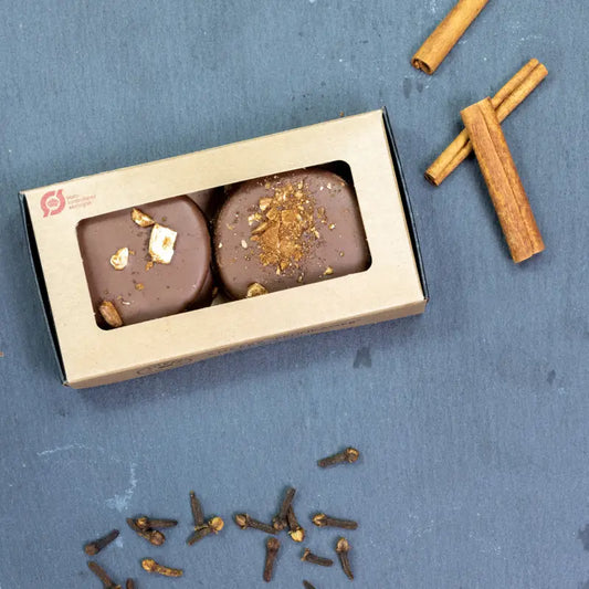 Ankers Brunkager – nougat med kanel og nelliker overtrukket mælkechokolade – Anker Chokolade 110 g