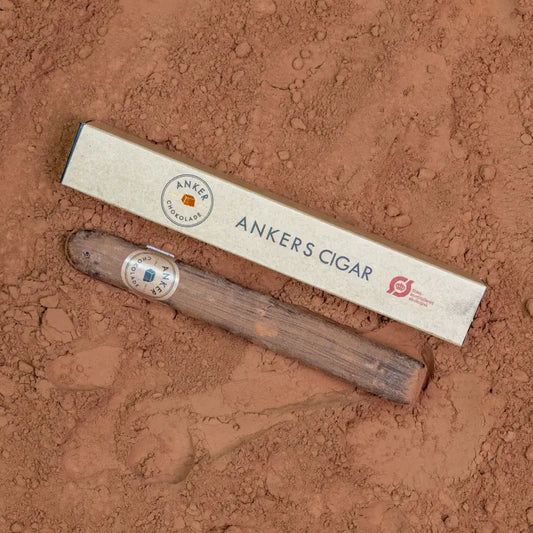Ankers Cigar 1 stk håndrullet marcipancigar med mørk chokolade – Anker Chokolade