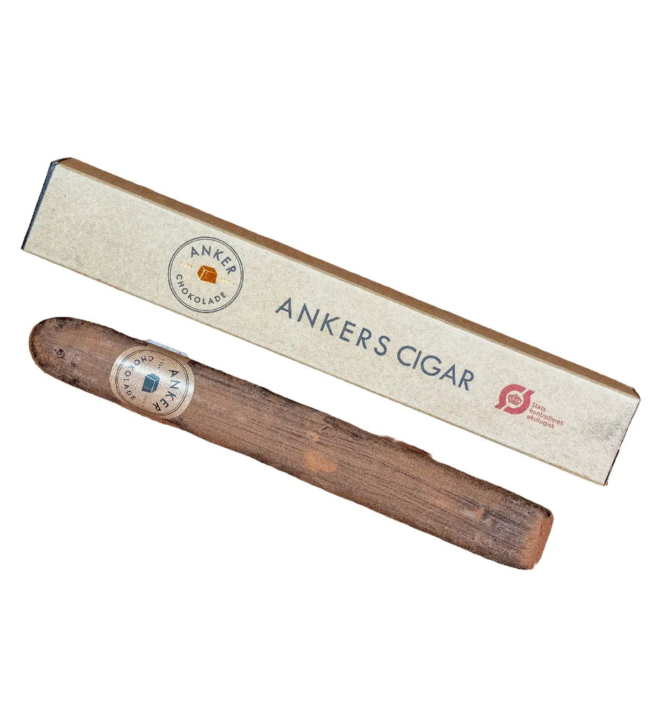 Anker Chokolade Ankers Cigar 60 g – gaveklar chokoladecigar med rom, økologisk chokolade og marcipan med mandler, opbevares køligt ved højst 18 grader