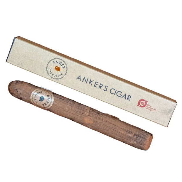 Anker Chokolade Ankers Cigar 60 g – gaveklar chokoladecigar med rom, økologisk chokolade og marcipan med mandler, opbevares køligt ved højst 18 grader