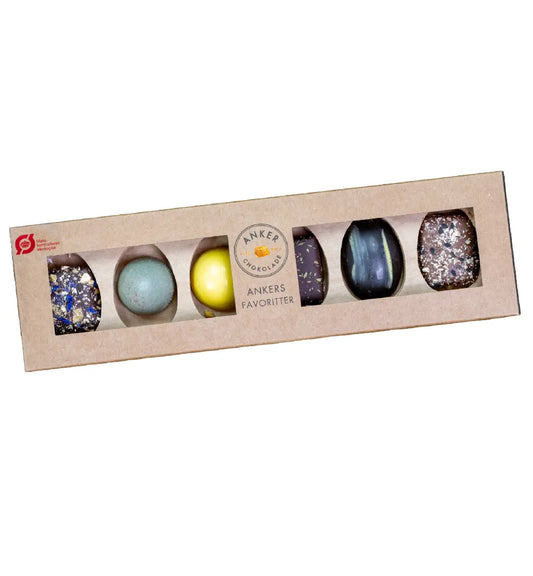 Anker Chokolade Ankers Favoritter ØKO 60 g – gaveæske med 6 fyldte chokolader (én af hver) med bl.a. yuzu, dadel/whisky, passionsfrugt/lakrids, pistacie og nougat/sesam i hvid, mælke og mørk chokolade
