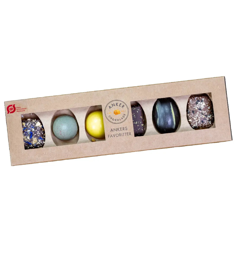Anker Chokolade Ankers Favoritter ØKO 60 g – gaveæske med 6 fyldte chokolader (én af hver) med bl.a. yuzu, dadel/whisky, passionsfrugt/lakrids, pistacie og nougat/sesam i hvid, mælke og mørk chokolade
