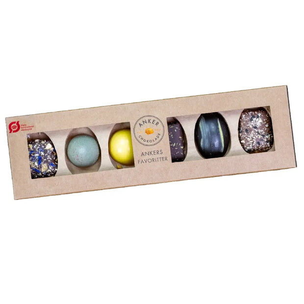 Anker Chokolade Ankers Favoritter ØKO 60 g – gaveæske med 6 fyldte chokolader (én af hver) med bl.a. yuzu, dadel/whisky, passionsfrugt/lakrids, pistacie og nougat/sesam i hvid, mælke og mørk chokolade