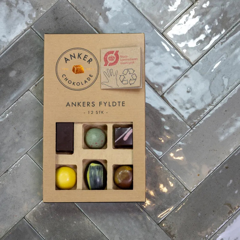 Ankers Fyldte økologisk gaveæske med 12 fyldte chokolader fra Anker Chokolade