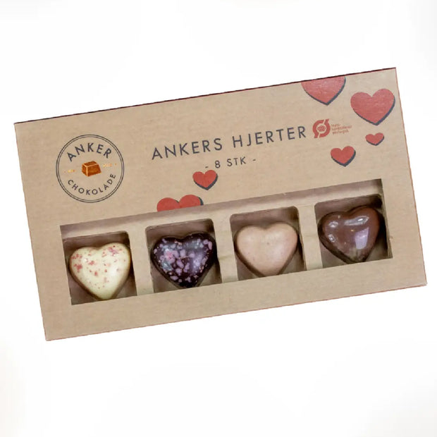 Anker Chokolade Ankers Hjerter ØKO 100 g – gaveæske med 8 fyldte chokoladehjerter (2 af hver variant) i hvid, mælke og mørk chokolade med skovsyre, lakrids, passionsfrugt og Piemonte-hasselnødder