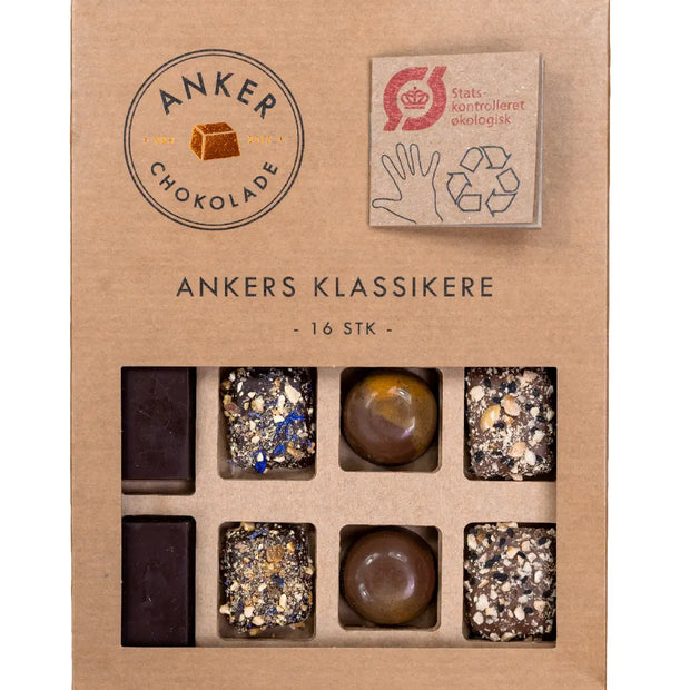 Anker Chokolade Ankers Klassikere ØKO 190 g – gaveæske med 16 fyldte chokolader (4 af hver) i fire varianter med skovsyre, lakrids, passionsfrugt og Piemonte-hasselnødder i hvid, mælke og mørk chokolade