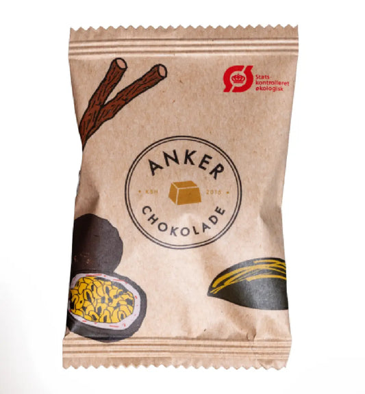 Anker Chokolade Flowpack Passion 12 g – individuelt pakket chokolade med passionsfrugt og lakrids i mælkechokolade, økologiske ingredienser, lille snack til kaffe og gavekurv