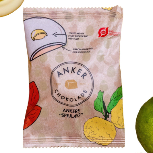 Anker Chokolade Flowpack Spejlæg – marcipanbund overtrukket med chokolade og fyldt chokolade på toppen med yuzu, økologisk chokolade og marcipan, flowpack enkeltstyk