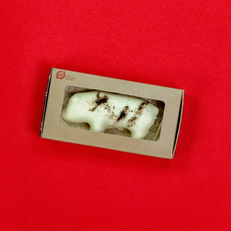 Julegris hvid marcipangris overtrukket hvid Grand Cru-chokolade med lakridspulver – Anker Chokolade 75 g