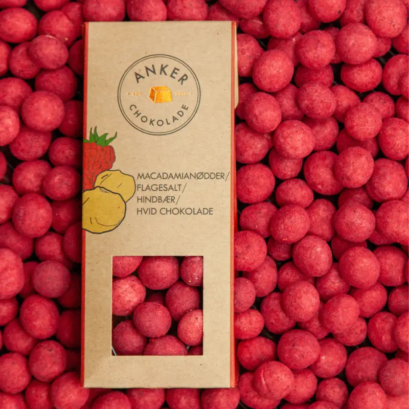 Macadamianødder med flagesalt og hindbær i hvid chokolade – Anker Chokolade 70 g