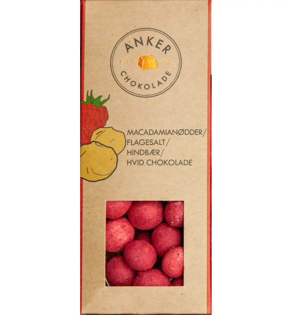 Anker Chokolade økologisk dragée 70 g med macadamianødder overtrukket med hvid chokolade, hindbærpulver og flagesalt – sprød nøddekerne og frisk bærnote, opbevares køligt
