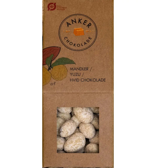 Anker Chokolade dragée 105 g med sprøde mandler overtrukket med hvid chokolade og yuzu – økologiske chokoladedragéer med cremet, citrusfrisk smagsprofil, opbevares køligt