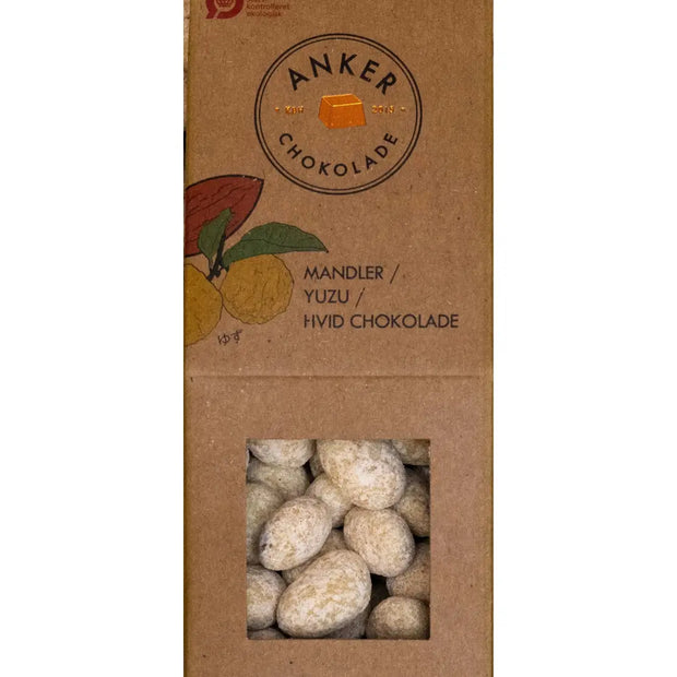 Anker Chokolade dragée 105 g med sprøde mandler overtrukket med hvid chokolade og yuzu – økologiske chokoladedragéer med cremet, citrusfrisk smagsprofil, opbevares køligt