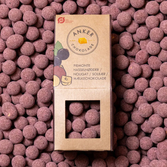 Piemonte hasselnødder med nougat og solbær overtrukket mælkechokolade – Anker Chokolade 105 g