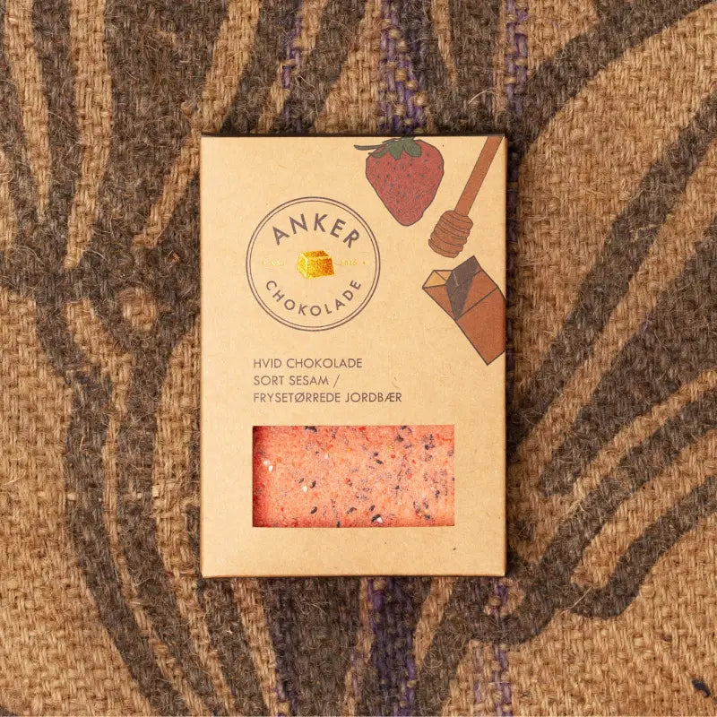 100 g plade hvid chokolade med sort sesam og frysetørrede jordbær – Anker Chokolade